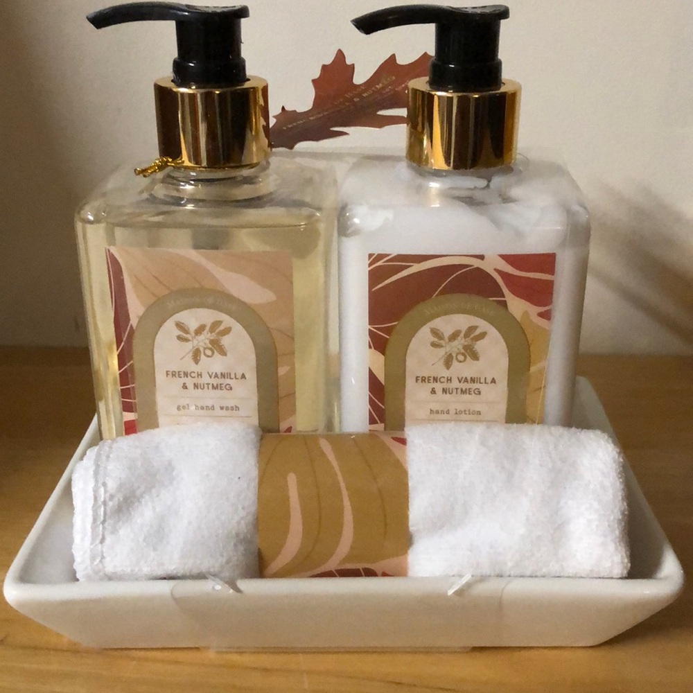 19oz French Vanilla & Nutmeg Gel Hand Wash and Hand Lotion plus white wash cloth